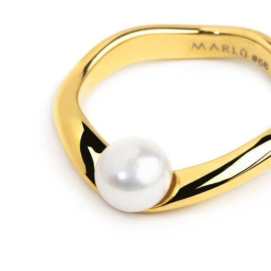 Anello Marlù in acciaio dorato a fascia organica con perla 10