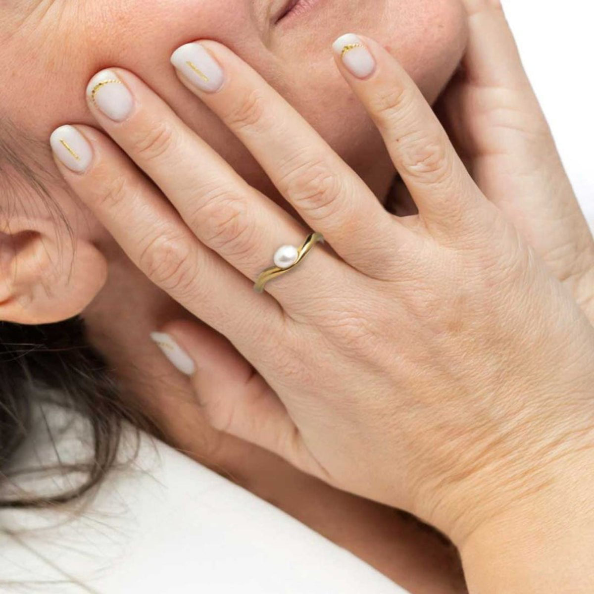 Anello Marlù in acciaio dorato a fascia organica con perla 10