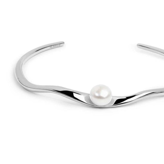 Bracciale rigido in acciaio con forma organica con perla diamentro 6 cm