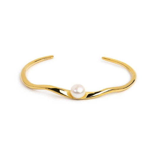 Bracciale rigido in acciaio dorato con forma organica con perla diamentro 6 cm