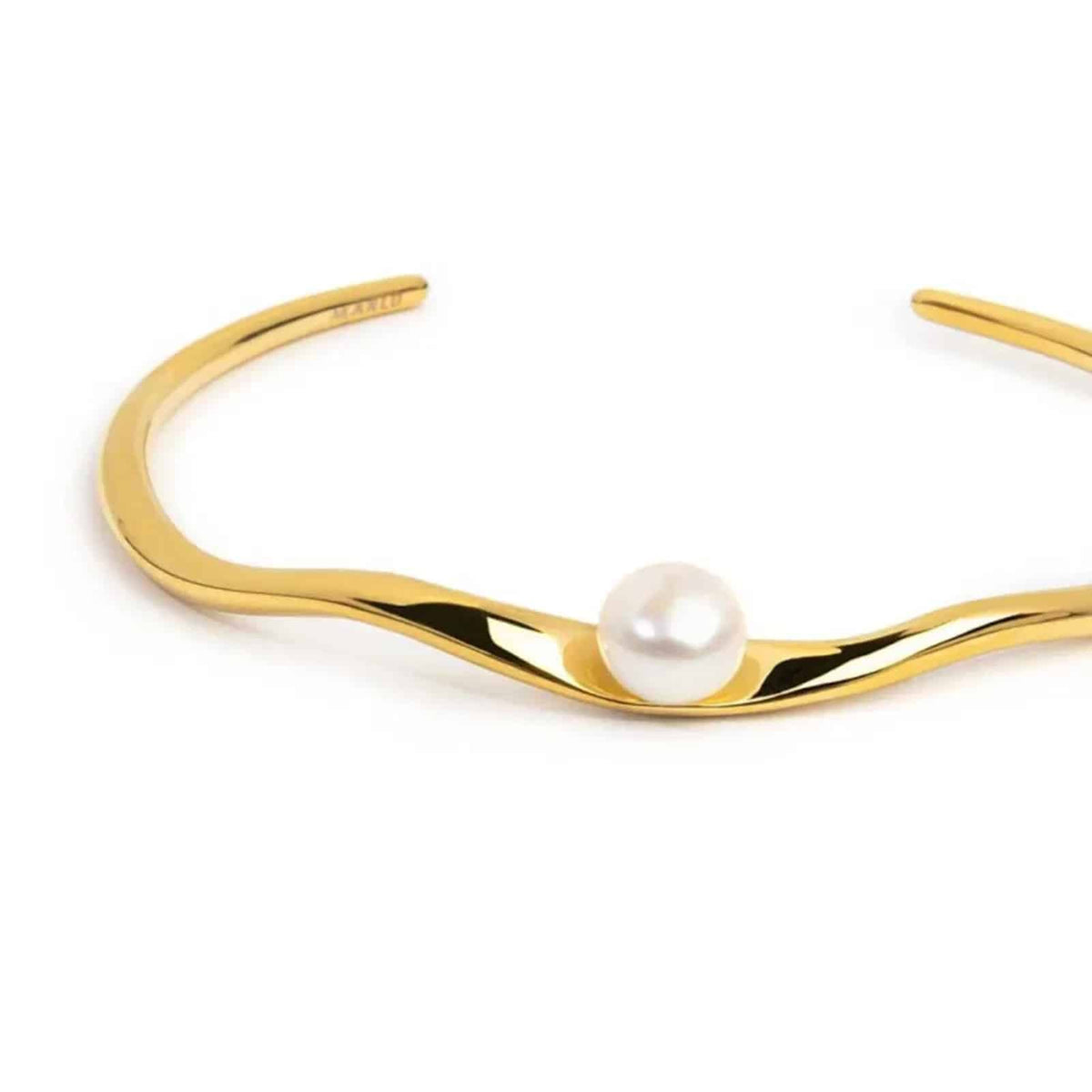 Bracciale rigido in acciaio dorato con forma organica con perla diamentro 6 cm