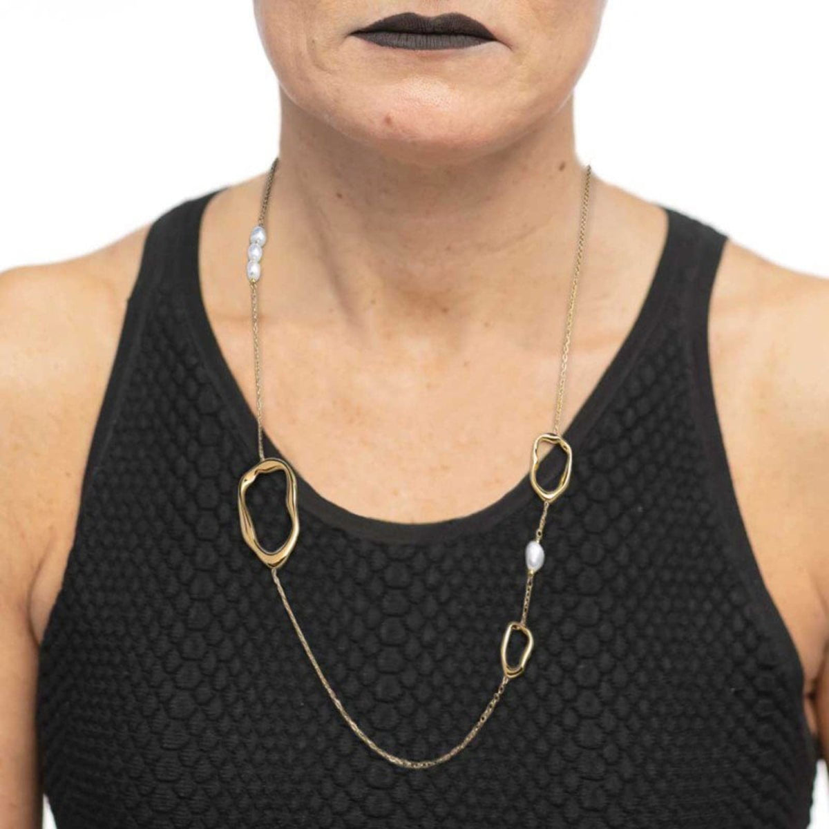 Collana lunga Marlù in acciaio dorato con elementi e perle MISURA UNICA