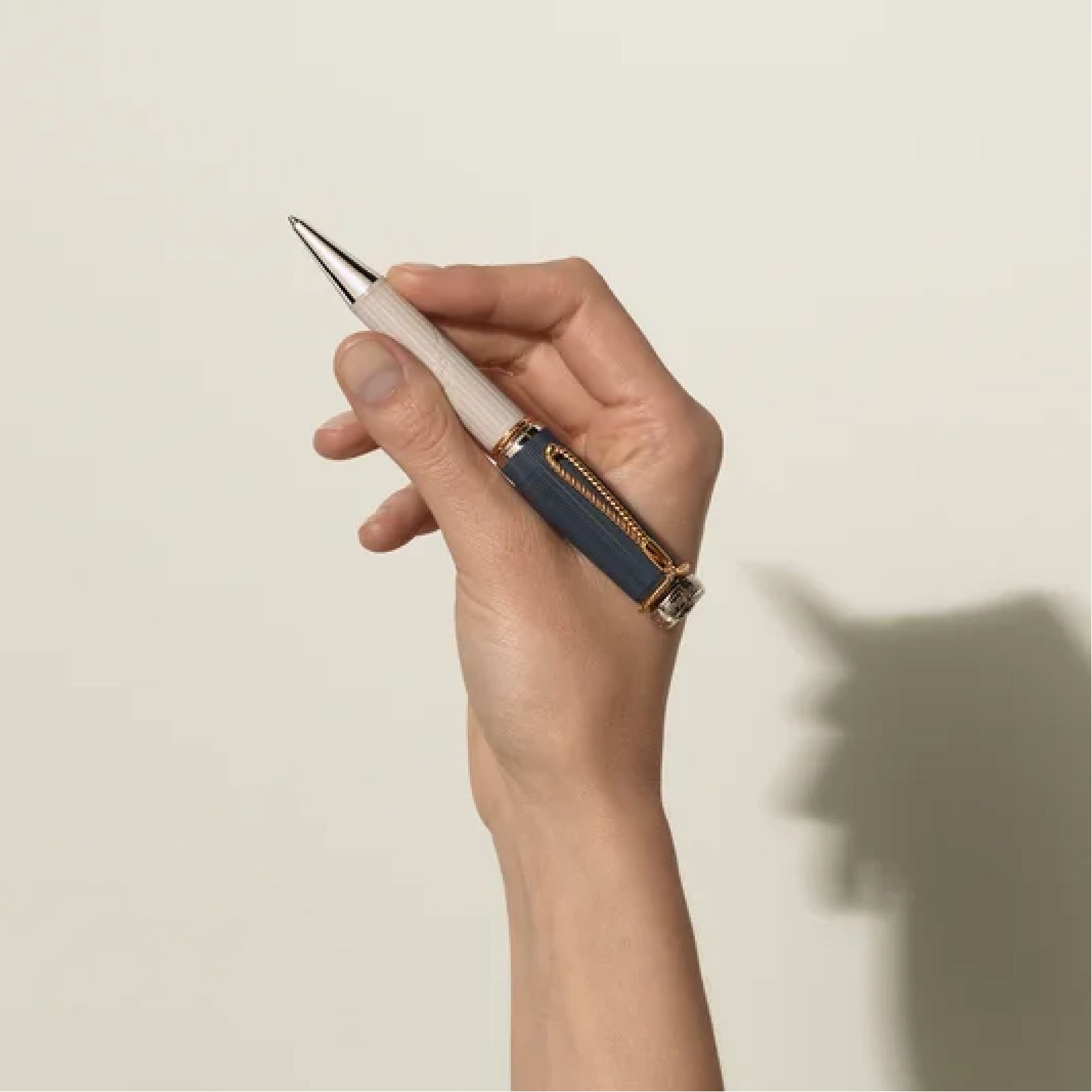 Penna a sfera Montblanc colore bianco e blu jeans unisex MB.130674