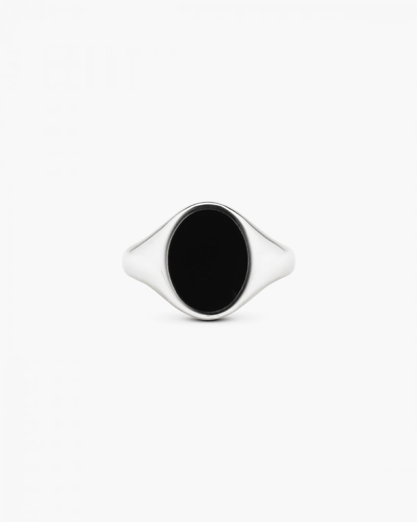 Anello chevalier ovale della collezione Nove25 Timeless unisex in argento 925 con finitura lucida e smalto nero al centro N25ANE00067