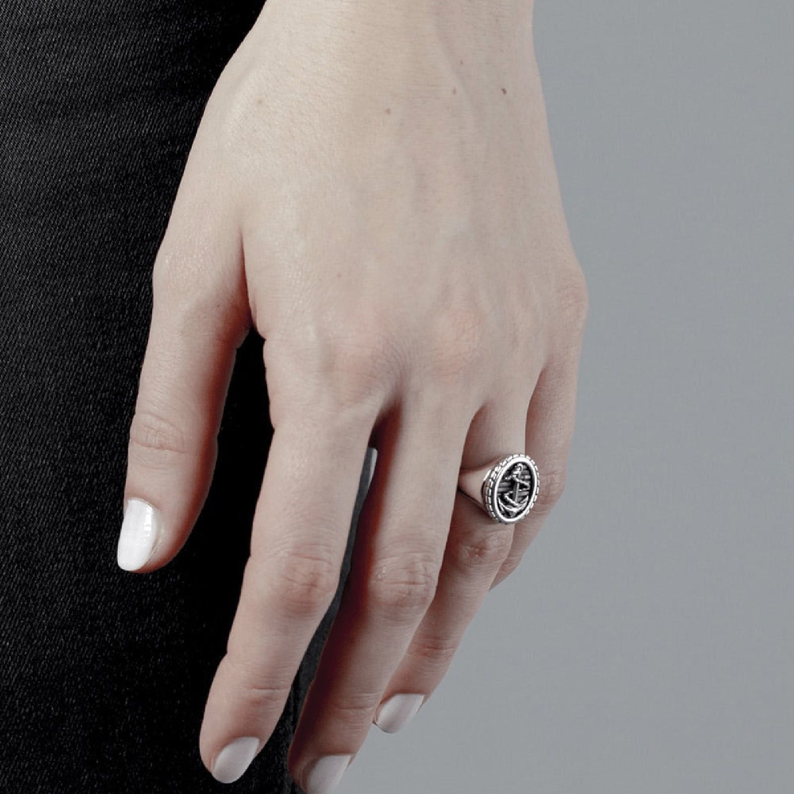 Anello chevalier ovale nero Nove25 Traditional unisex argento con ancora e corda N25ANE00154-3