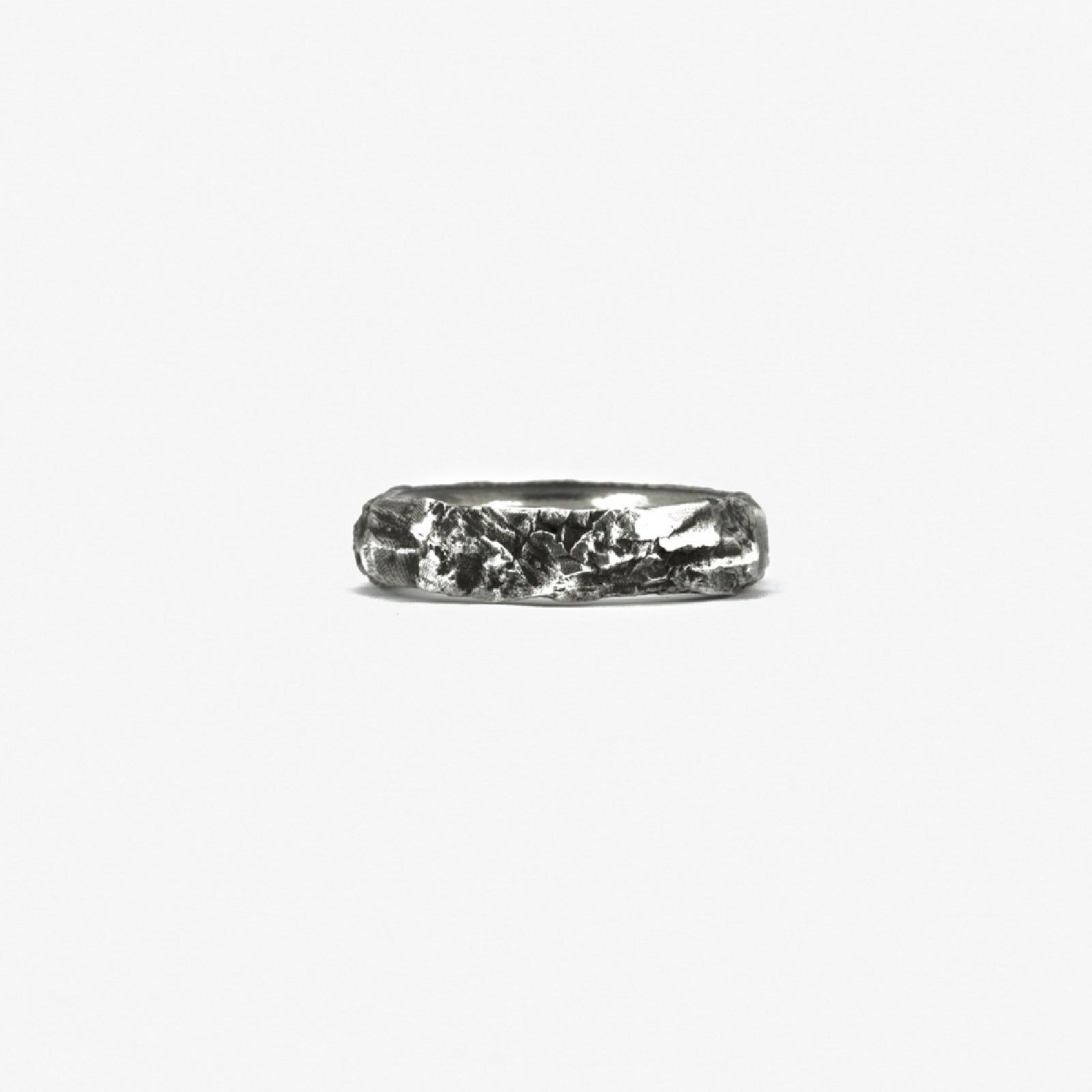 Anello fedina Nove25 Materic unisex in argento lavorato roccia N25ANE00388-1