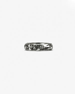 Anello fedina della collezione Nove25 Materic unisex in argento 925 brunito lucido lavorato per ricreare una roccia N25ANE00388