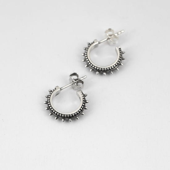 Orecchini cerchio Nove25 Etnochic unisex in argento piccole borchie 10mm N25ORE00198-O-S-1