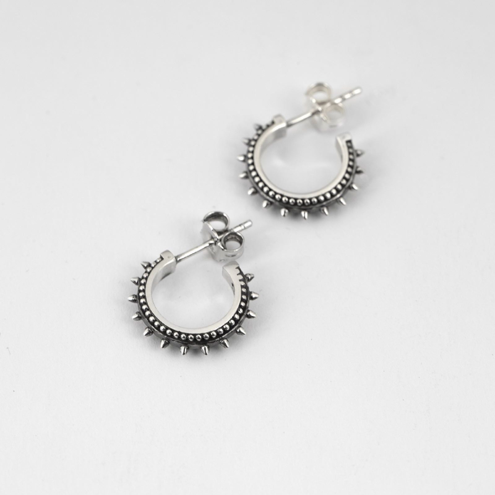 Orecchini cerchio Nove25 Etnochic unisex in argento piccole borchie 10mm N25ORE00198-O-S-1