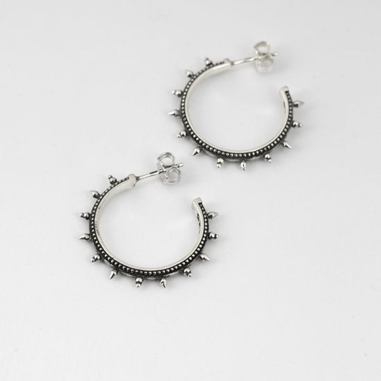 Orecchini cerchio Nove25 Etnochic unisex in argento piccole borchie 20mm N25ORE00199-O-S-1