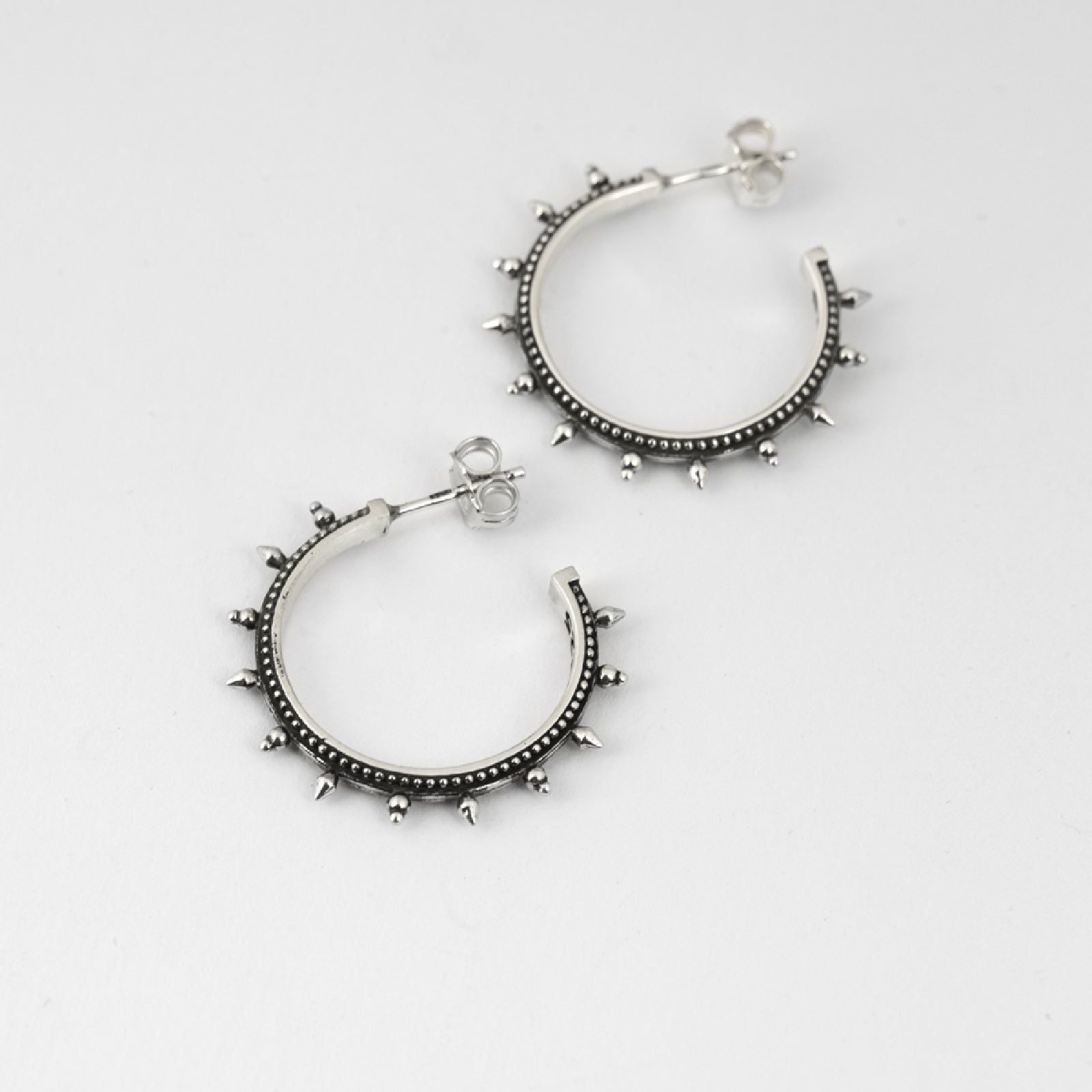 Orecchini cerchio Nove25 Etnochic unisex in argento piccole borchie 20mm N25ORE00199-O-S-1