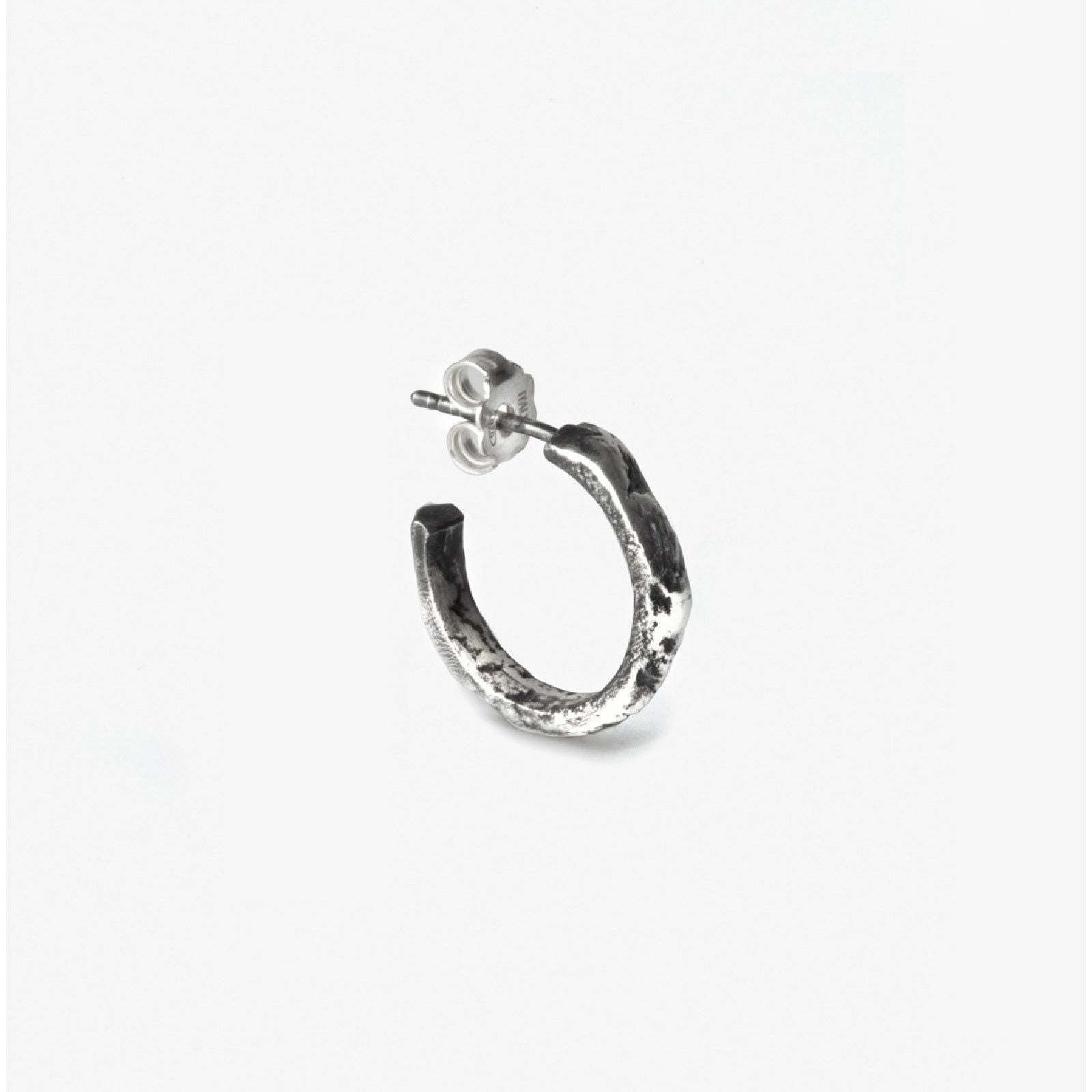 Mono orecchino a cerchio Nove25 Materic unisex argento lavorazione roccia 13mm N25ORE00256-O-S-1