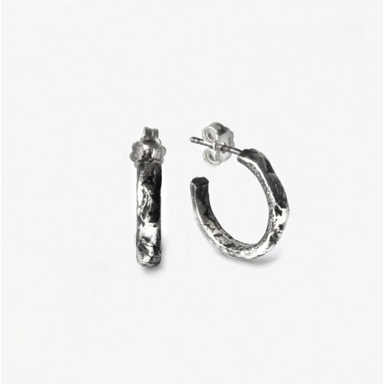 Mono orecchino a cerchio Nove25 Materic unisex argento lavorazione roccia 13mm N25ORE00256-O-S-2