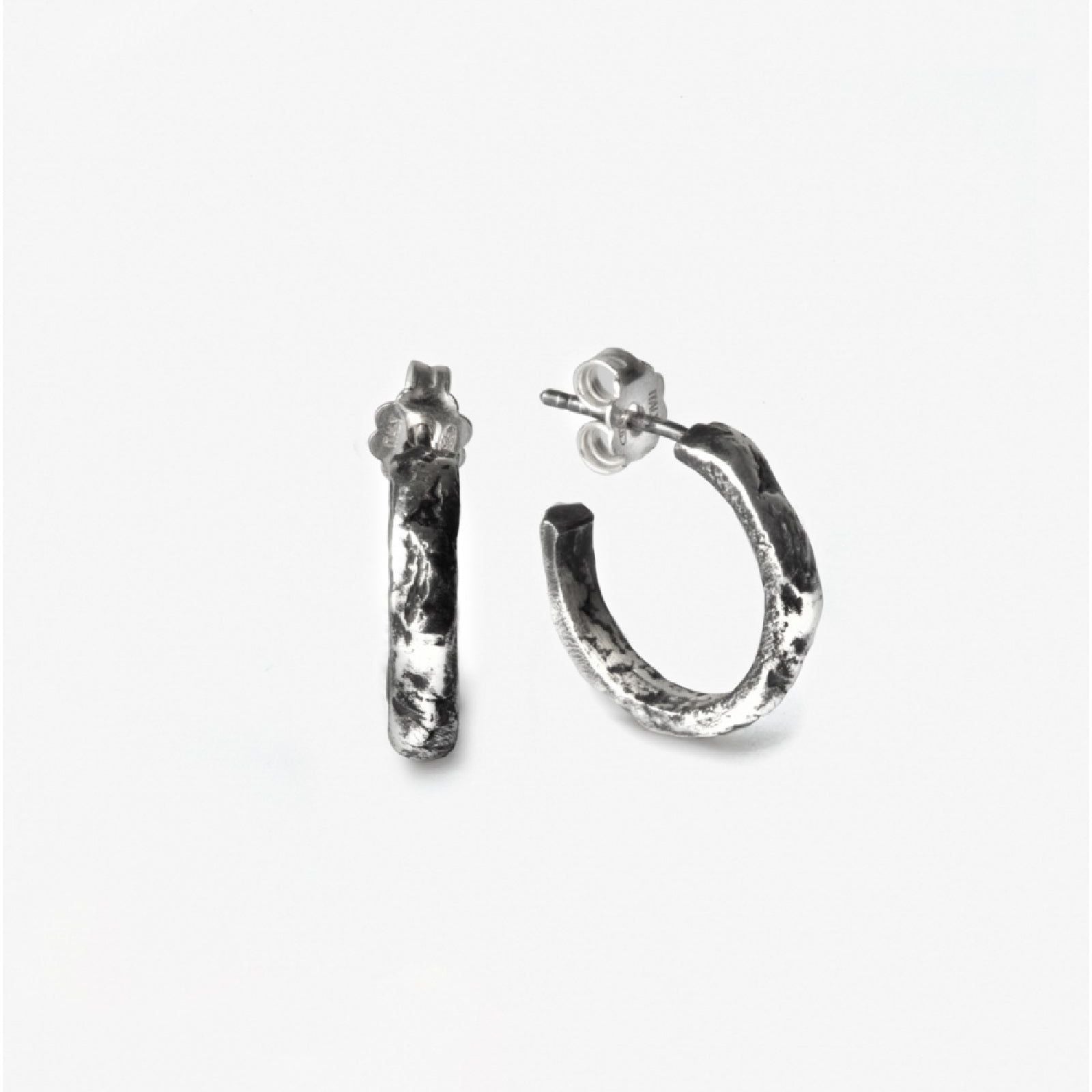 Mono orecchino a cerchio Nove25 Materic unisex argento lavorazione roccia 13mm N25ORE00256-O-S-2