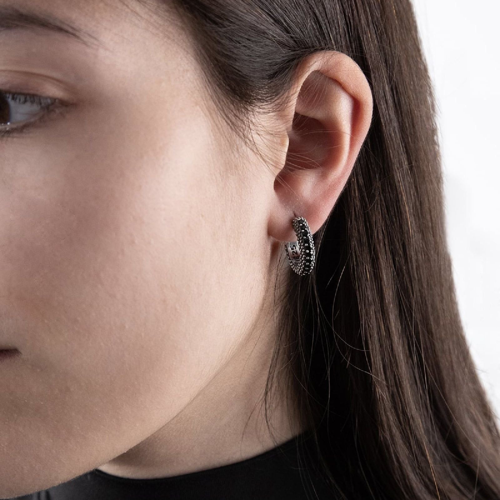 Mono orecchino cerchio unisex Nove25 Puntinati in argento con