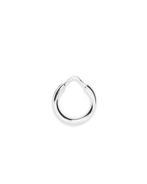 Mono orecchino a cerchio unisex della collezione Nove25 Timeless argento 925 rodiato con cerchio liscio imperniato e filo tondo N25ORERL001/10