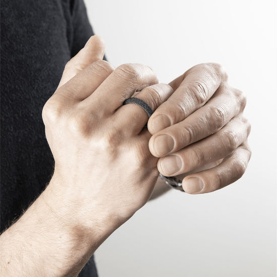 Anello fedina NOVE25 in argento nero con decoro puntinato 17