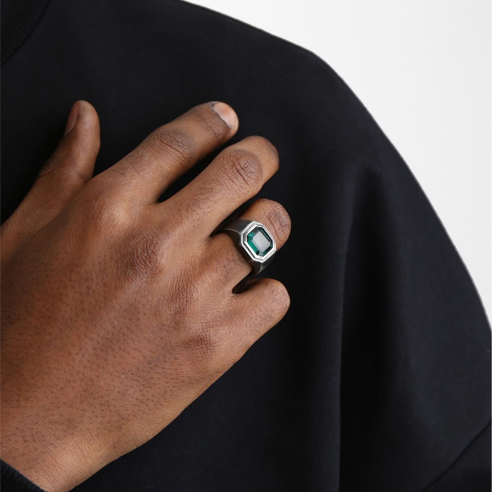 Anello chevalier NOVE25 argento brunito lucido pietra verde 20