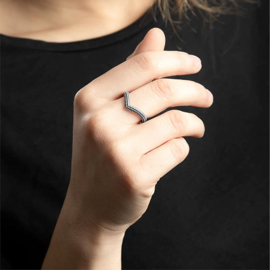 Anello chevron NOVE25 in argento brunito con decoro puntinato 14