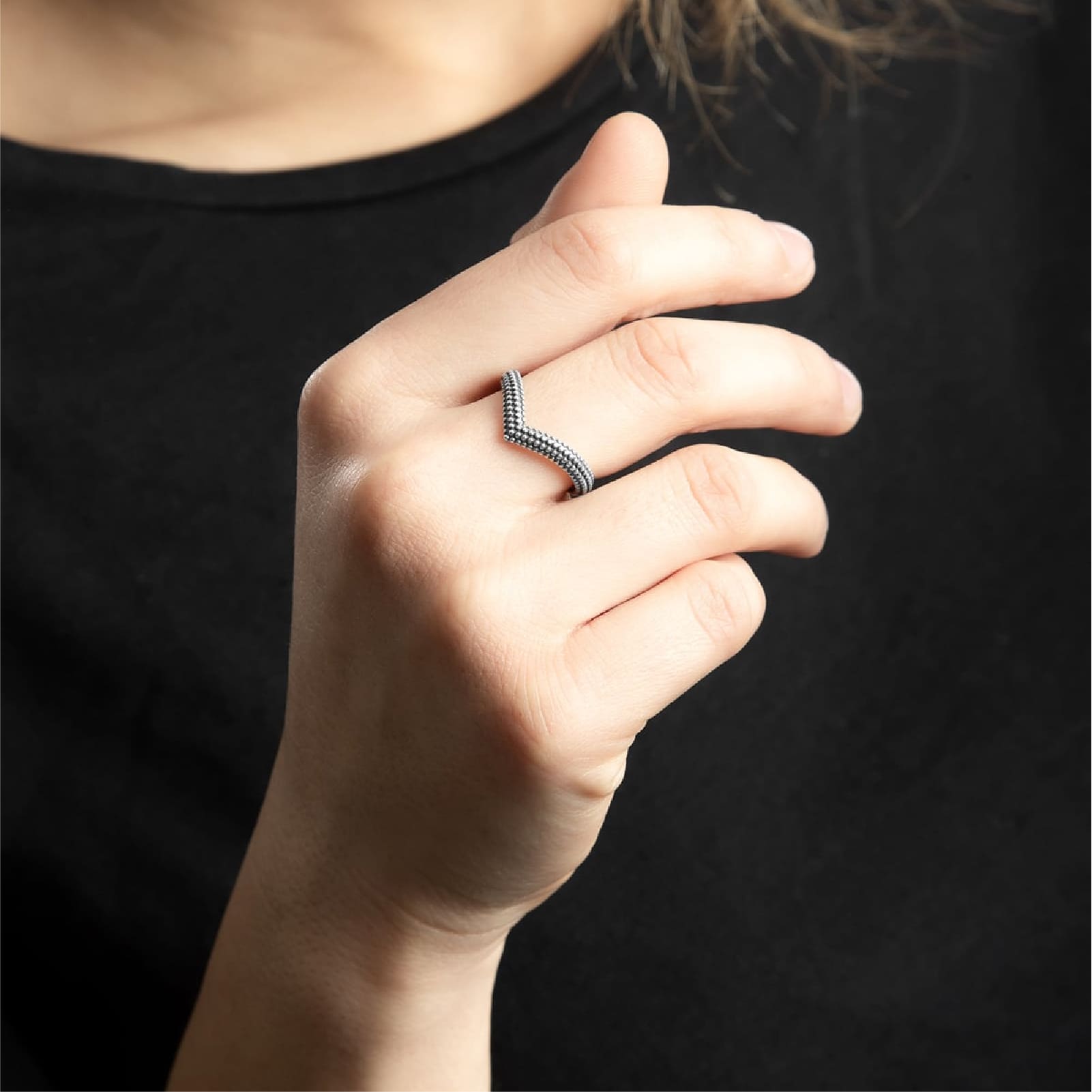 Anello chevron NOVE25 in argento brunito con decoro puntinato 14