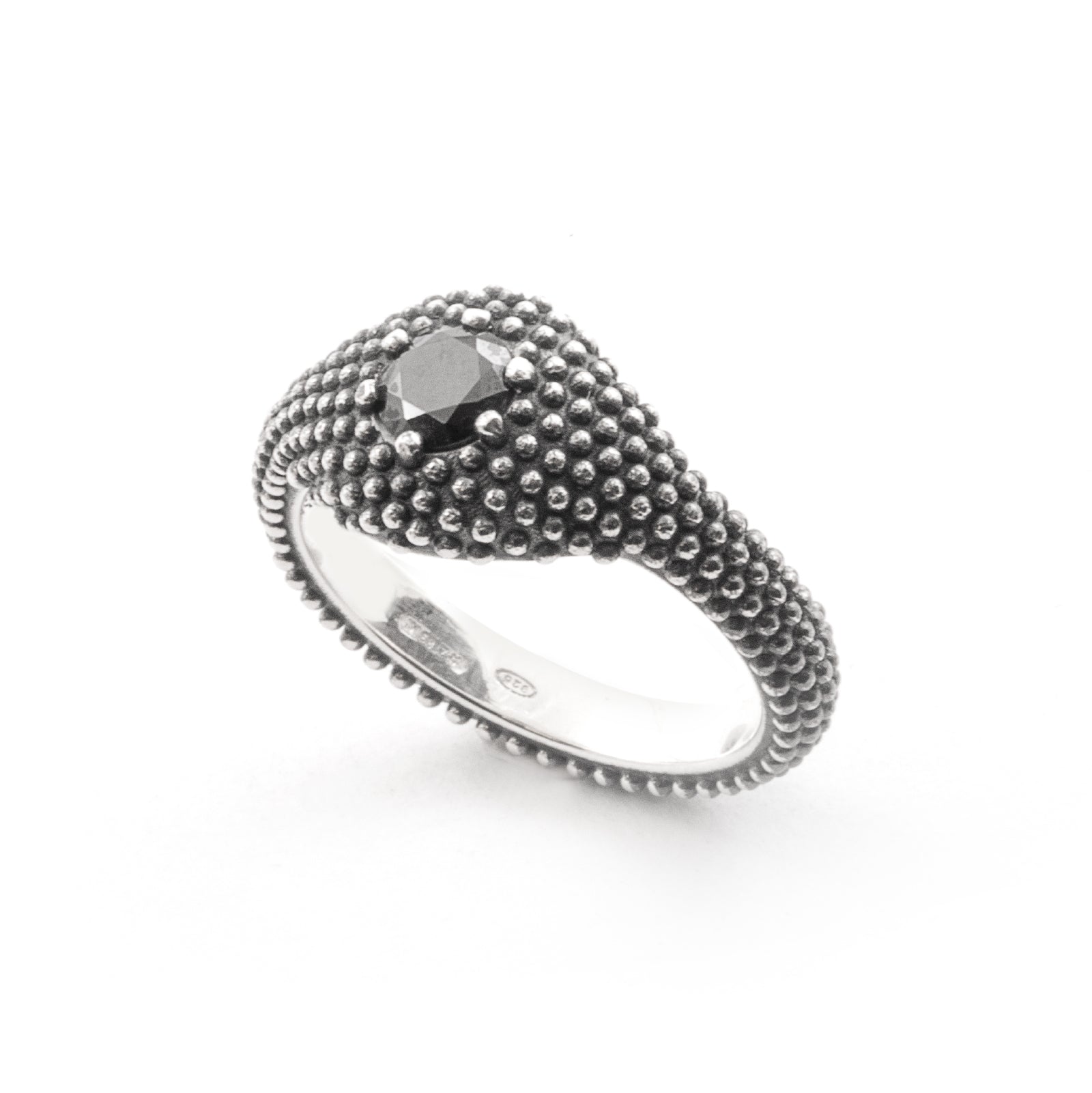 Anello chevalier puntinato Nove25 in argento e zircone nero 12