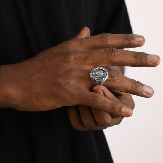Anello chevalier NOVE25 Madonna Guadalupe in argento brunito 20