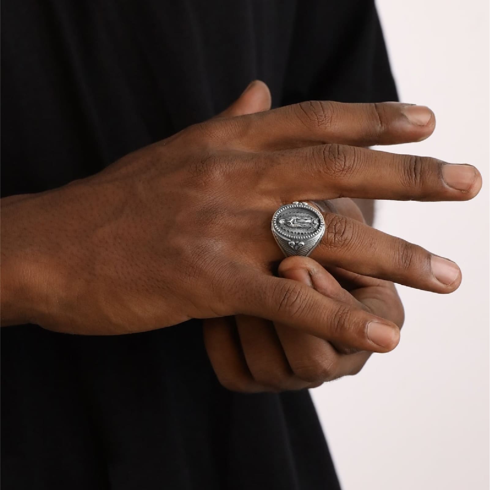 Anello chevalier NOVE25 Madonna Guadalupe in argento brunito 20
