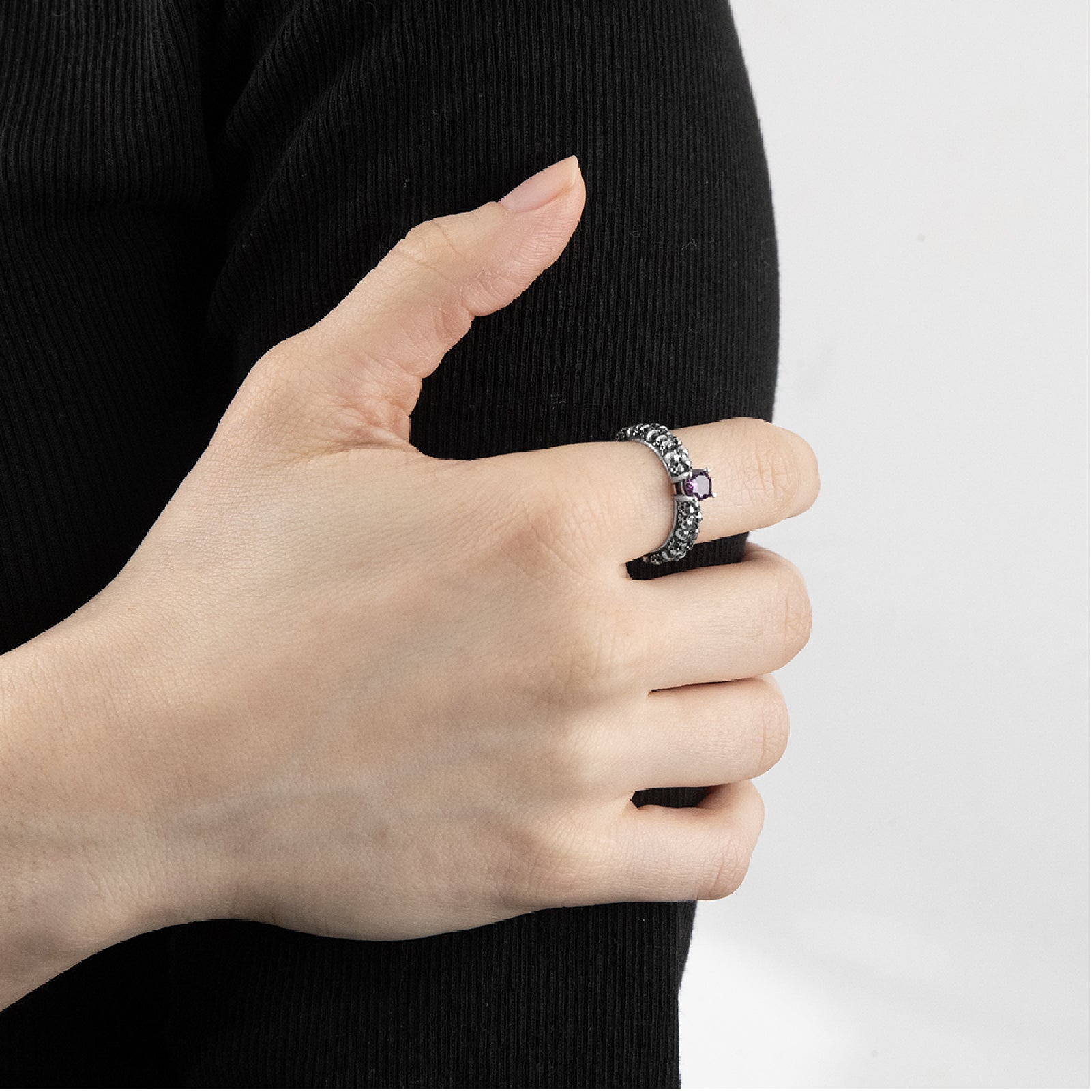 Anello solitario NOVE25 in argento con teschi e pietra lilla 14