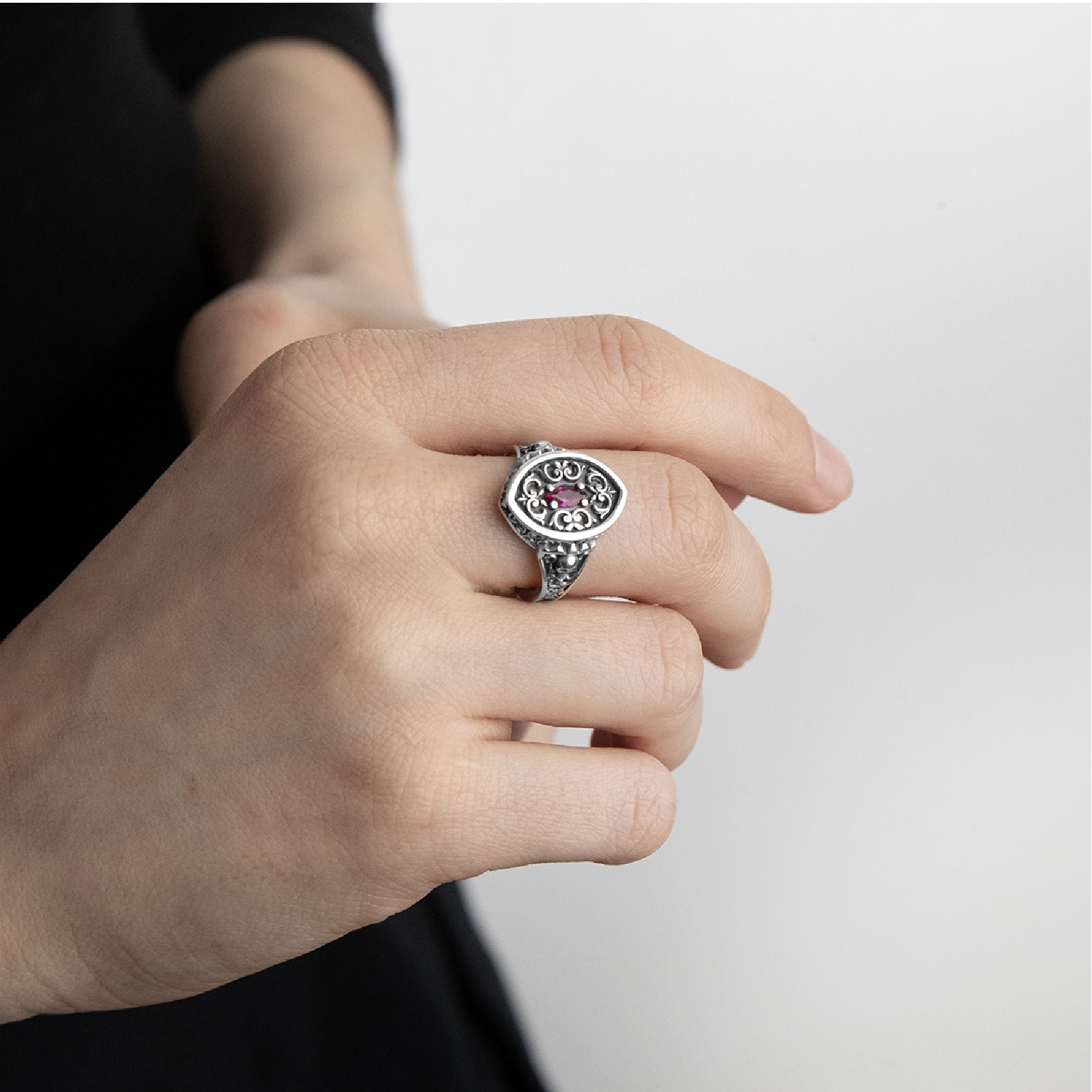 Anello chevalier NOVE25 argento con cristallo rosso centrale 14