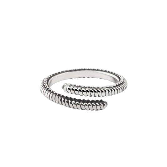 Anello contrarié NOVE25 in argento con decoro zigrinato 12