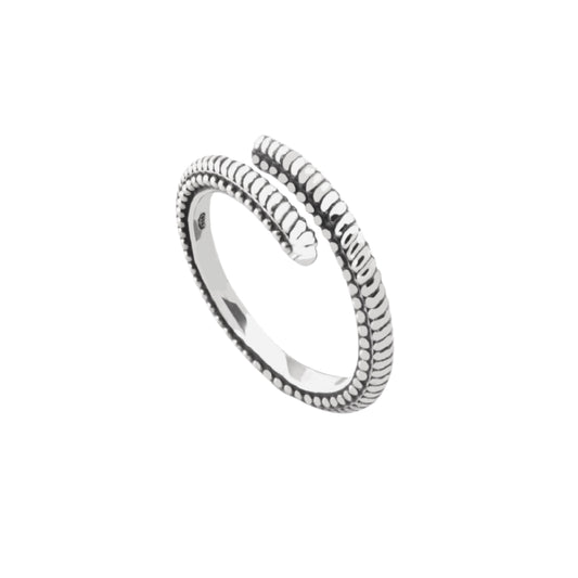Anello contrarié NOVE25 in argento con decoro zigrinato 12