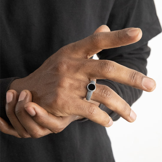 Anello puntinato NOVE25 in argento con onice nera 22