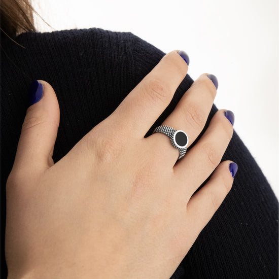 Anello puntinato NOVE25 in argento con onice nera 22