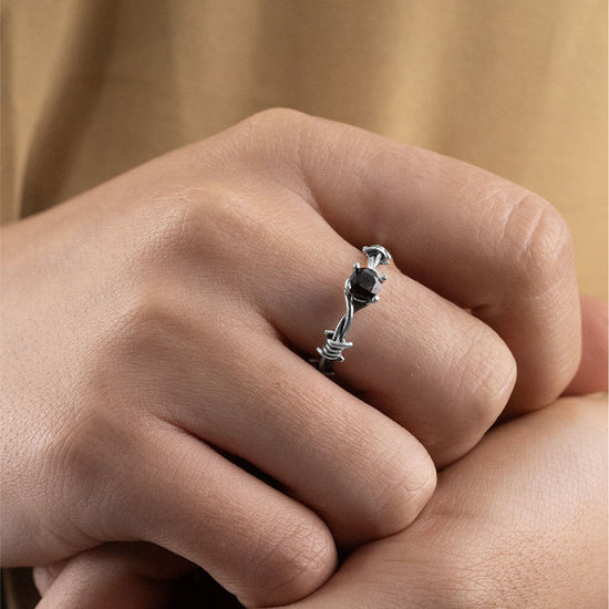 Anello NOVE25 in argento con filo spinato e zircone nero 10