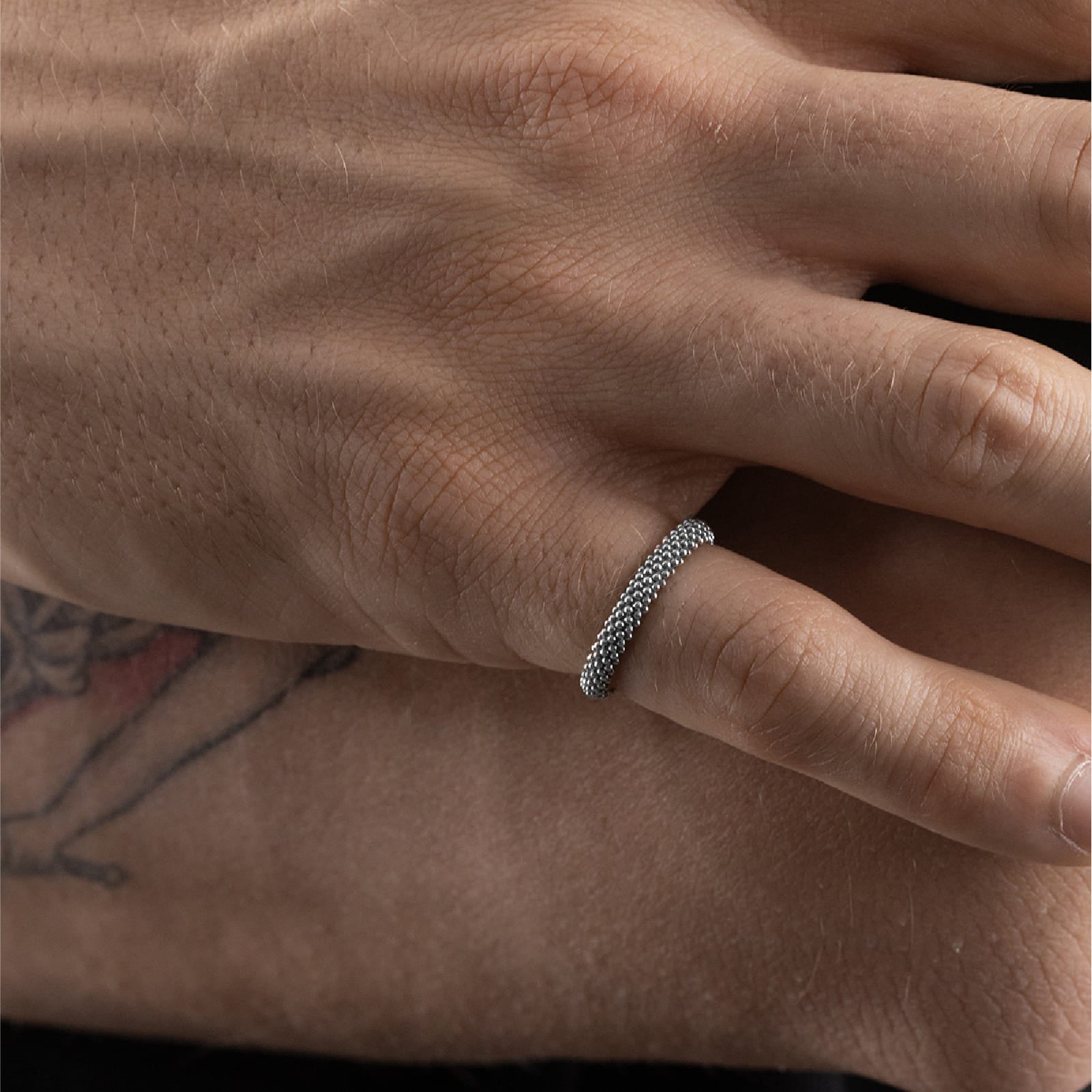 Anello fedina NOVE25 in argento con decoro puntinato 12