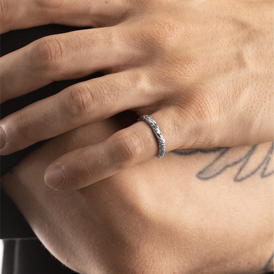 Anello fedina sottile NOVE25 Materic argento brunito lucido 16