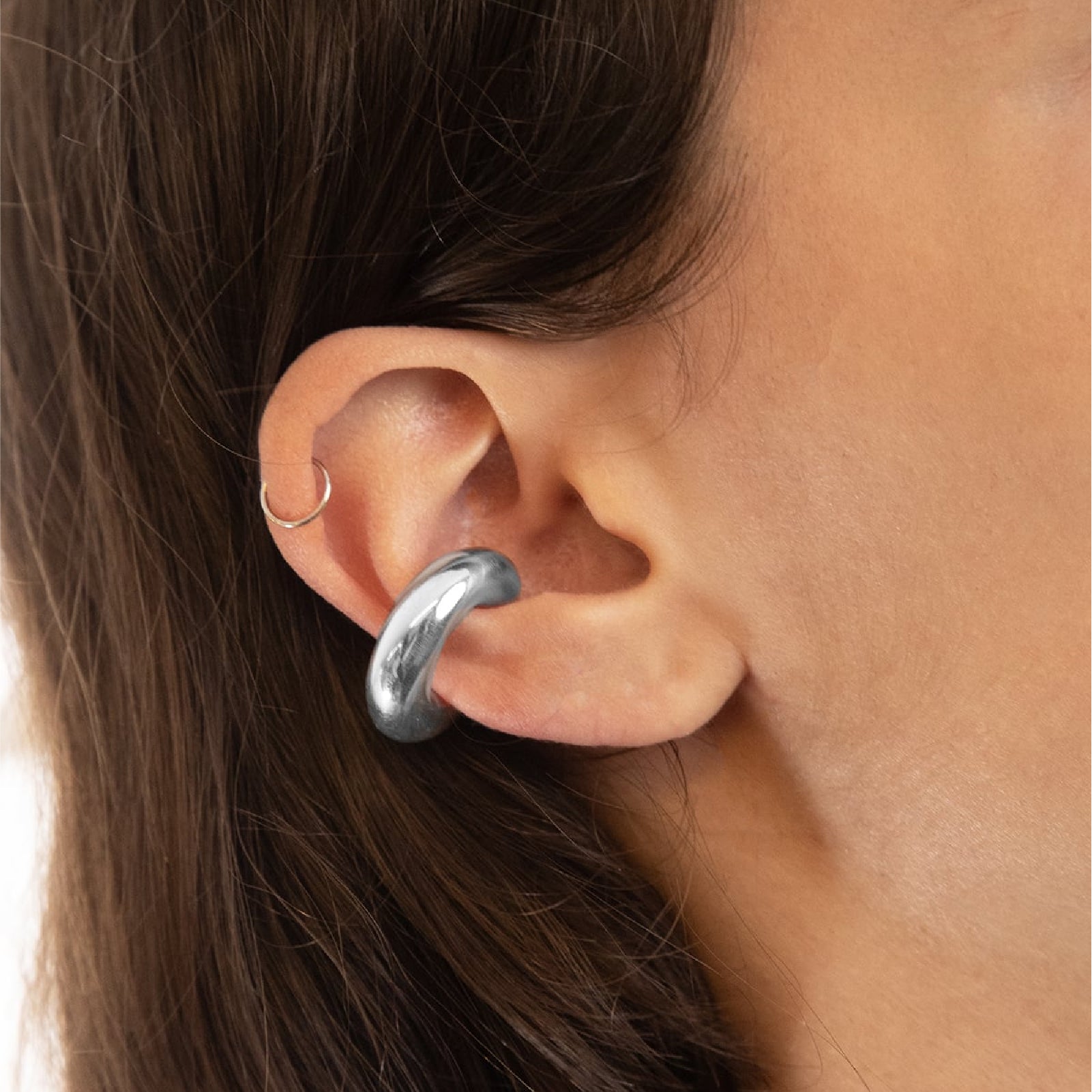 Earcuff singolo NOVE25 argento di forma bombata e finitura liscia MISURA UNICA