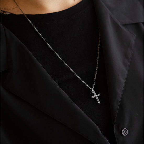 Pendente NOVE25 croce piccola puntinata in argento brunito MISURA UNICA