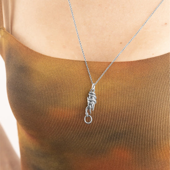 Ciondolo NOVE25 mano serpente con maglina in argento brunito MISURA UNICA