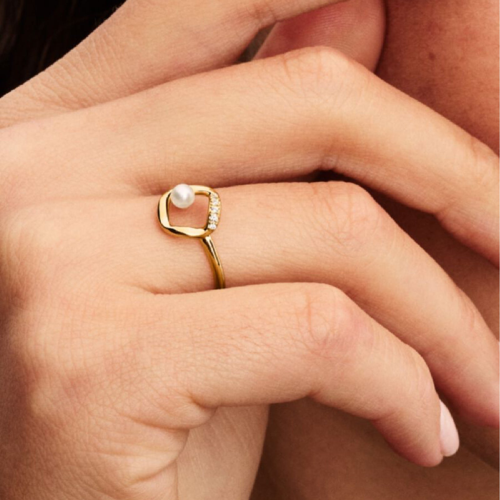 Anello sinuoso Pandora in argento dorato con perla e zirconi 10