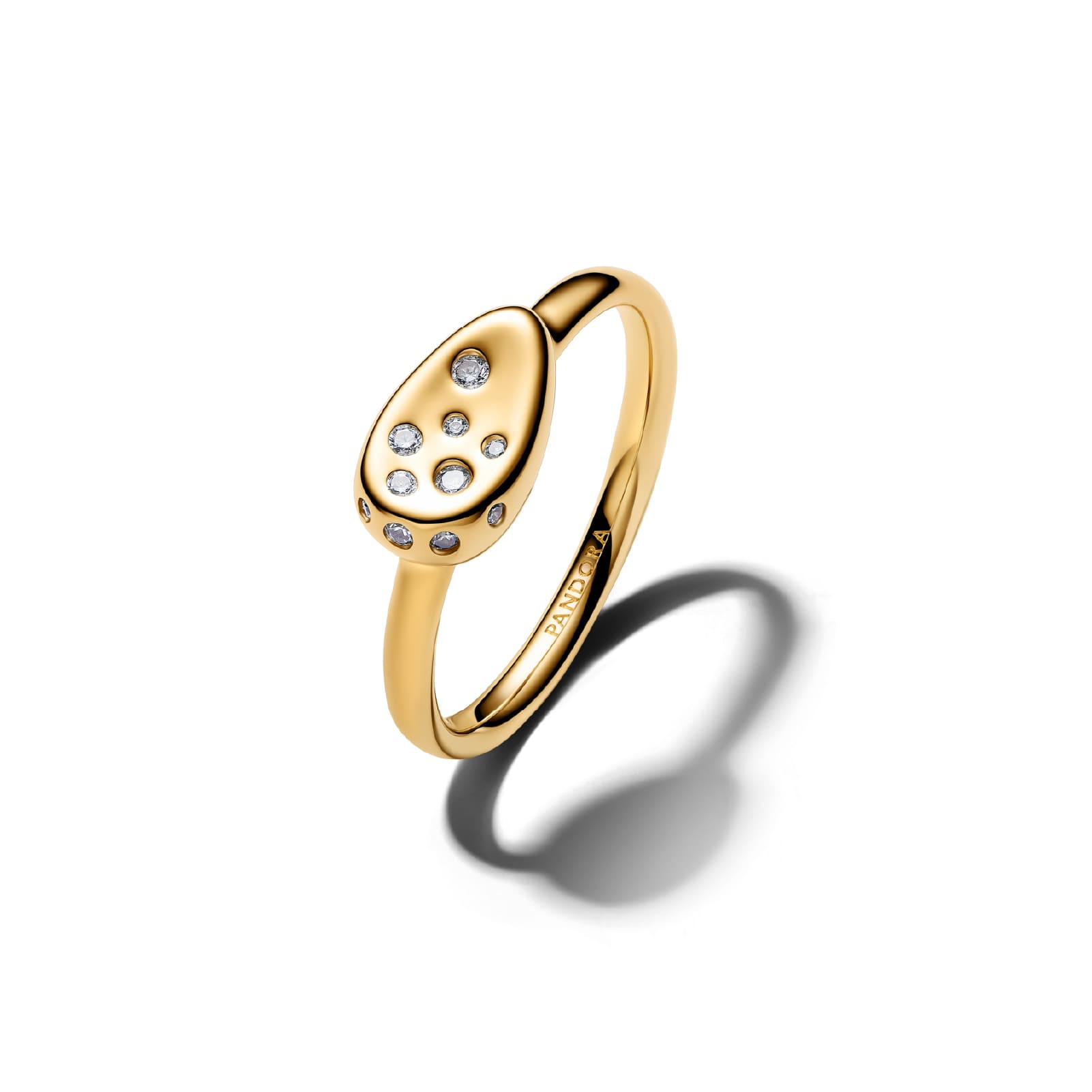 Anello Pandora in argento dorato con elemento ovale e zirconi 12
