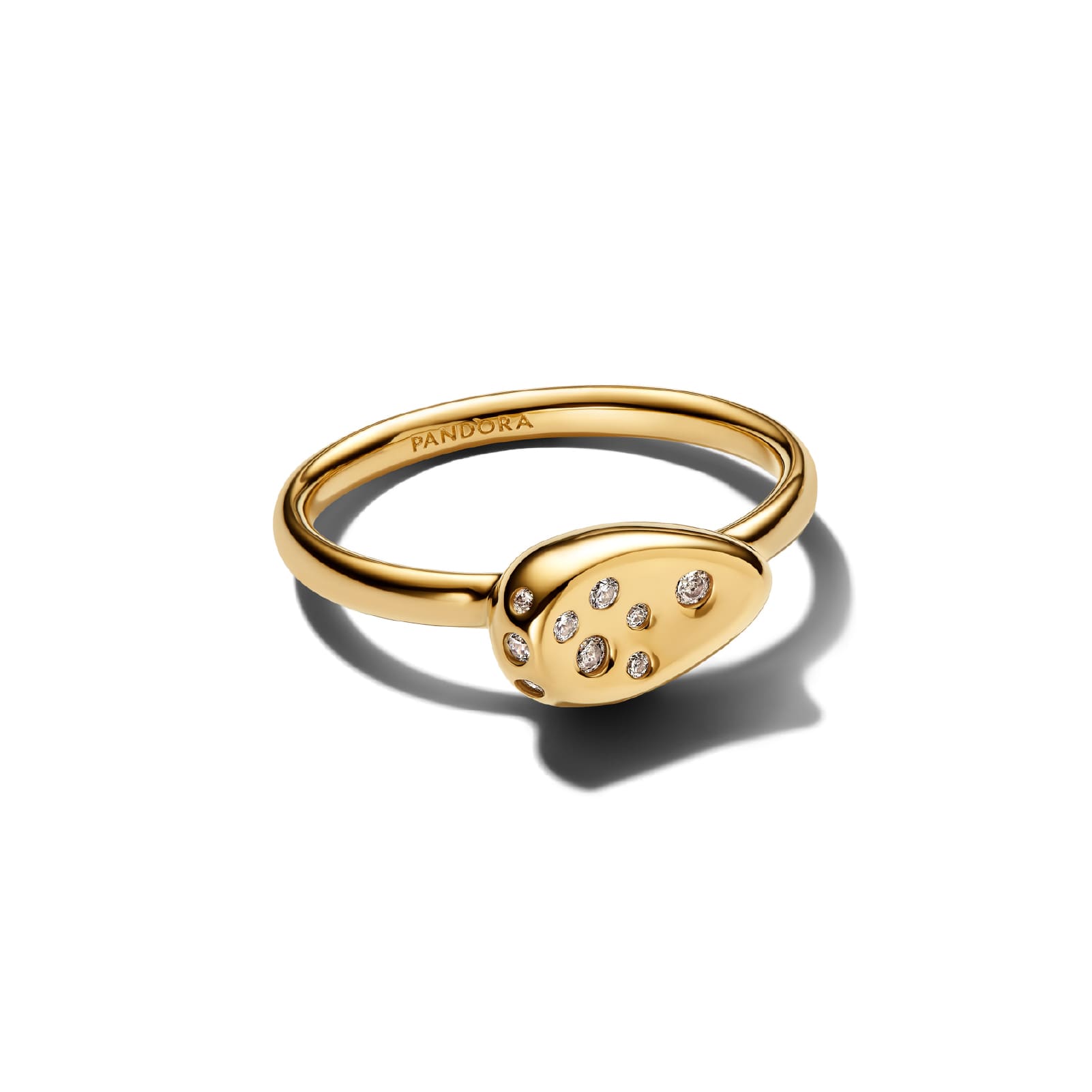 Anello Pandora in argento dorato con elemento ovale e zirconi 12