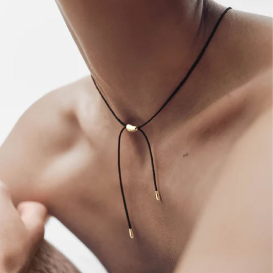 Collana regolabile PDPAOLA Rodeo con corda nera e goccia dorata MISURA UNICA