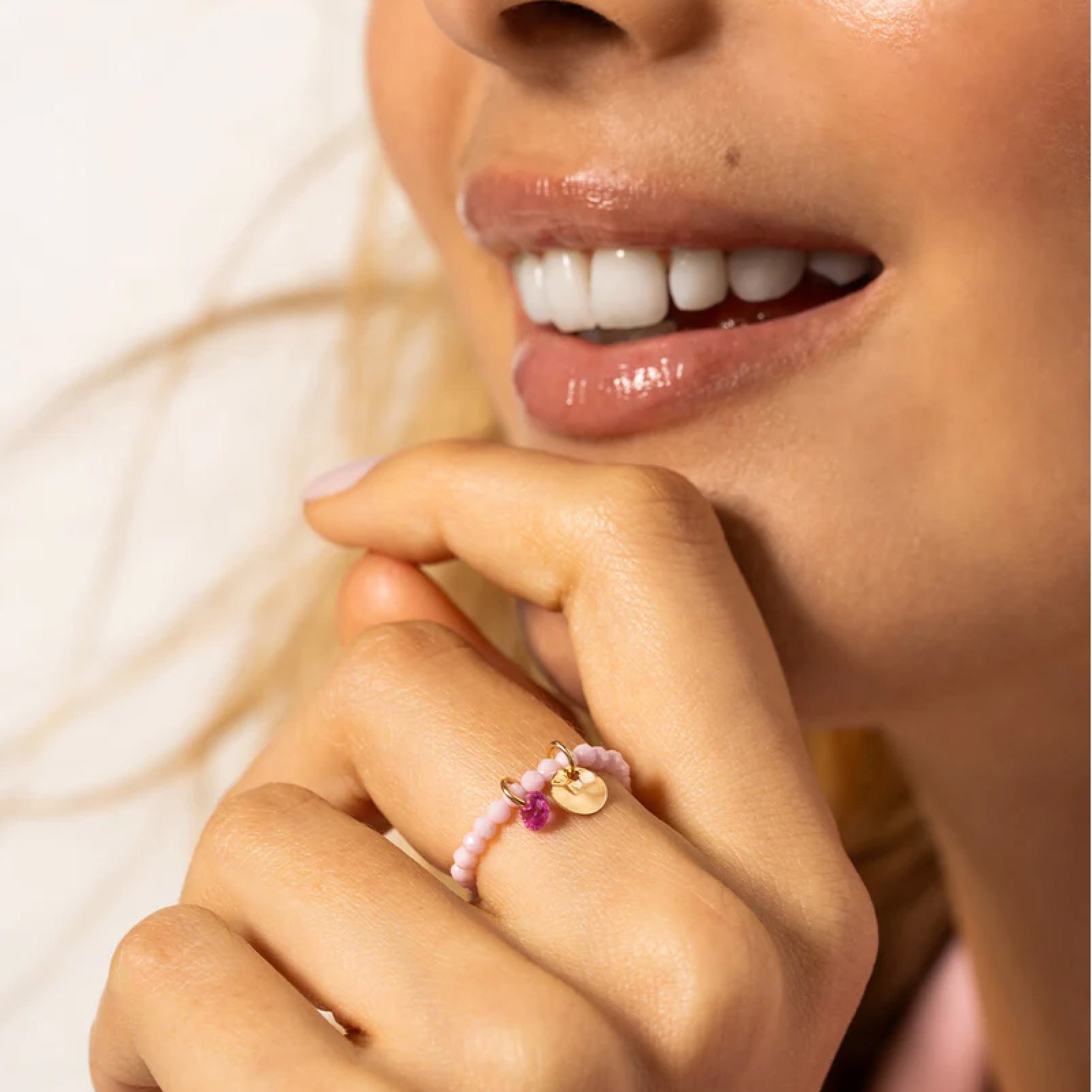 Anello elastico Rue Des Mille con zirconi rosa e medaglietta