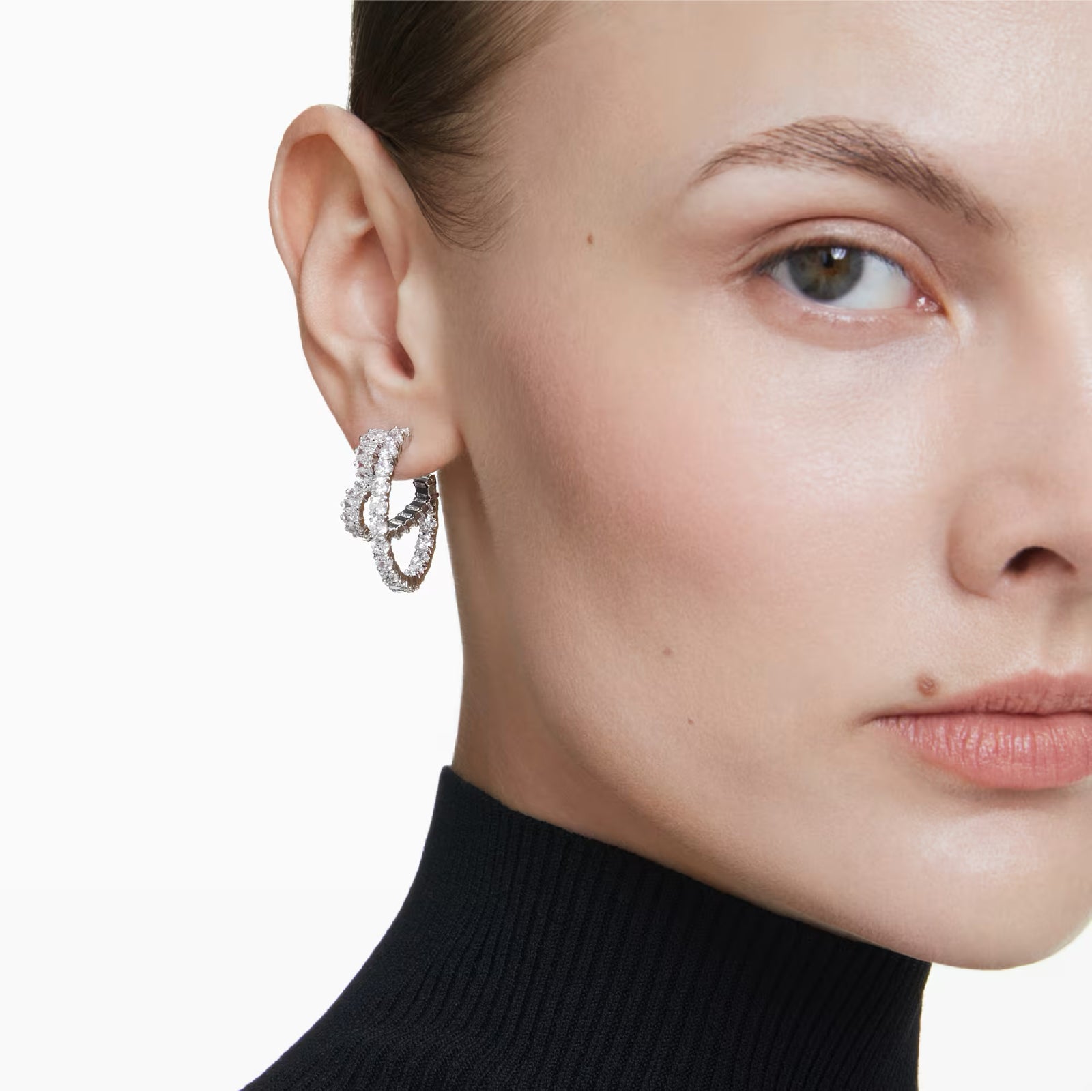 Orecchini a cerchio Swarovski rodiato con cristalli a cuore MISURA UNICA