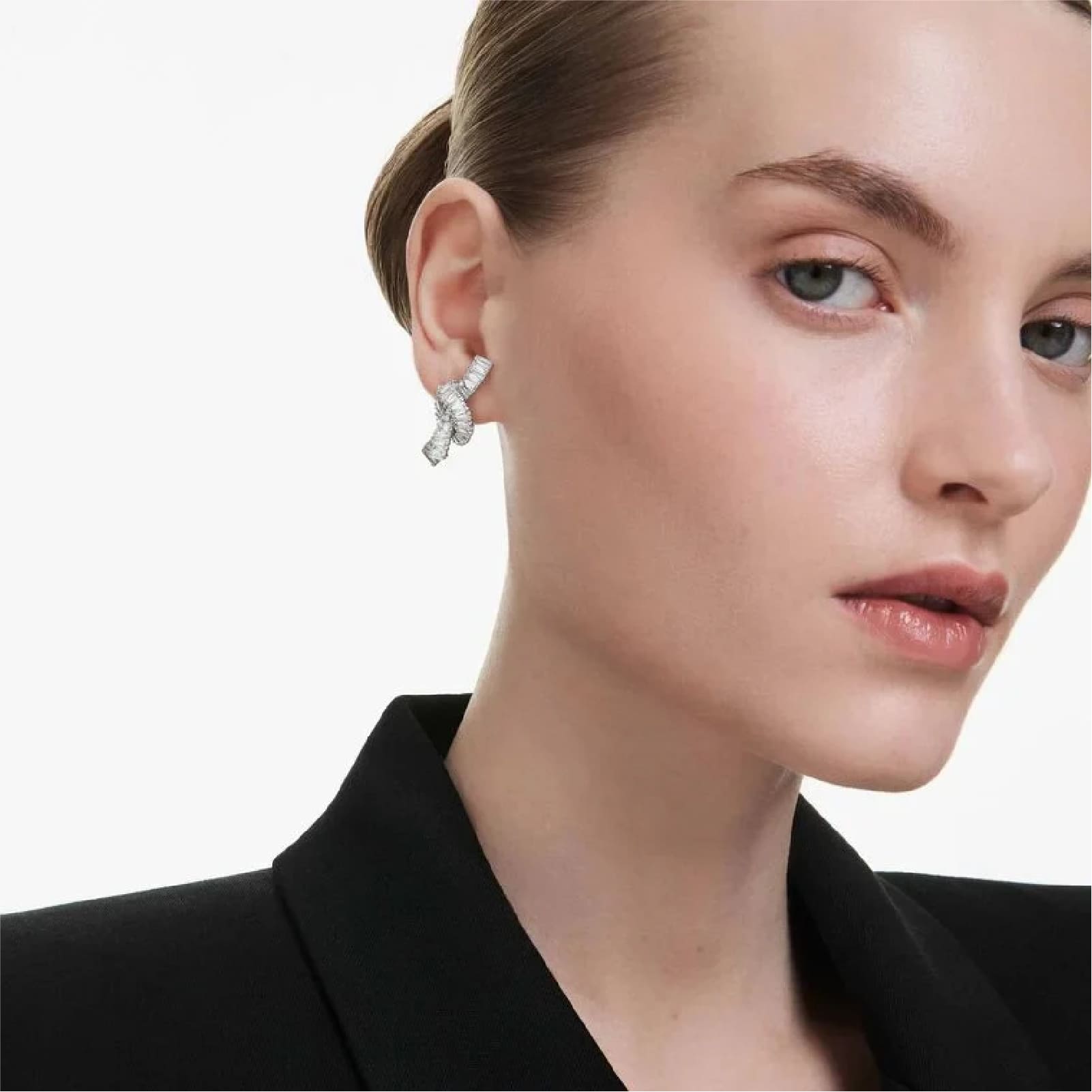 Orecchini a lobo Swarovski rodiato con nodo di cristalli MISURA UNICA