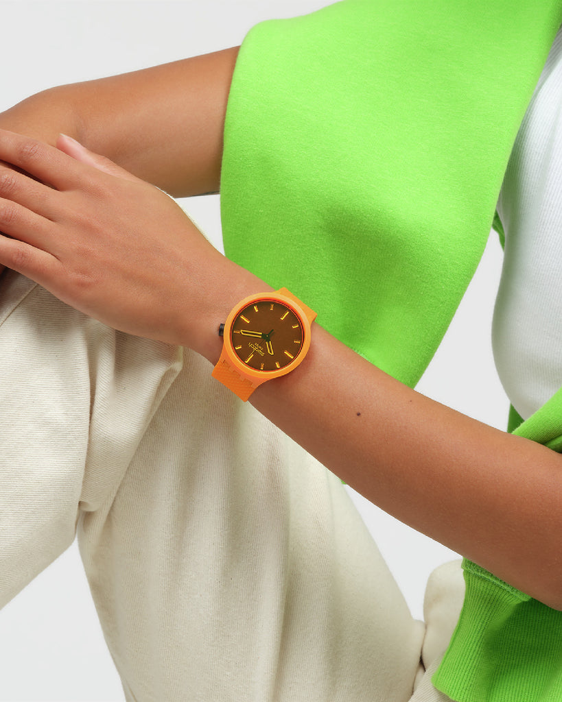 Orologio solo tempo da uomo Swatch Essentials cassa 47mm e cinturino in materiale di origine biologica arancione SB05O102