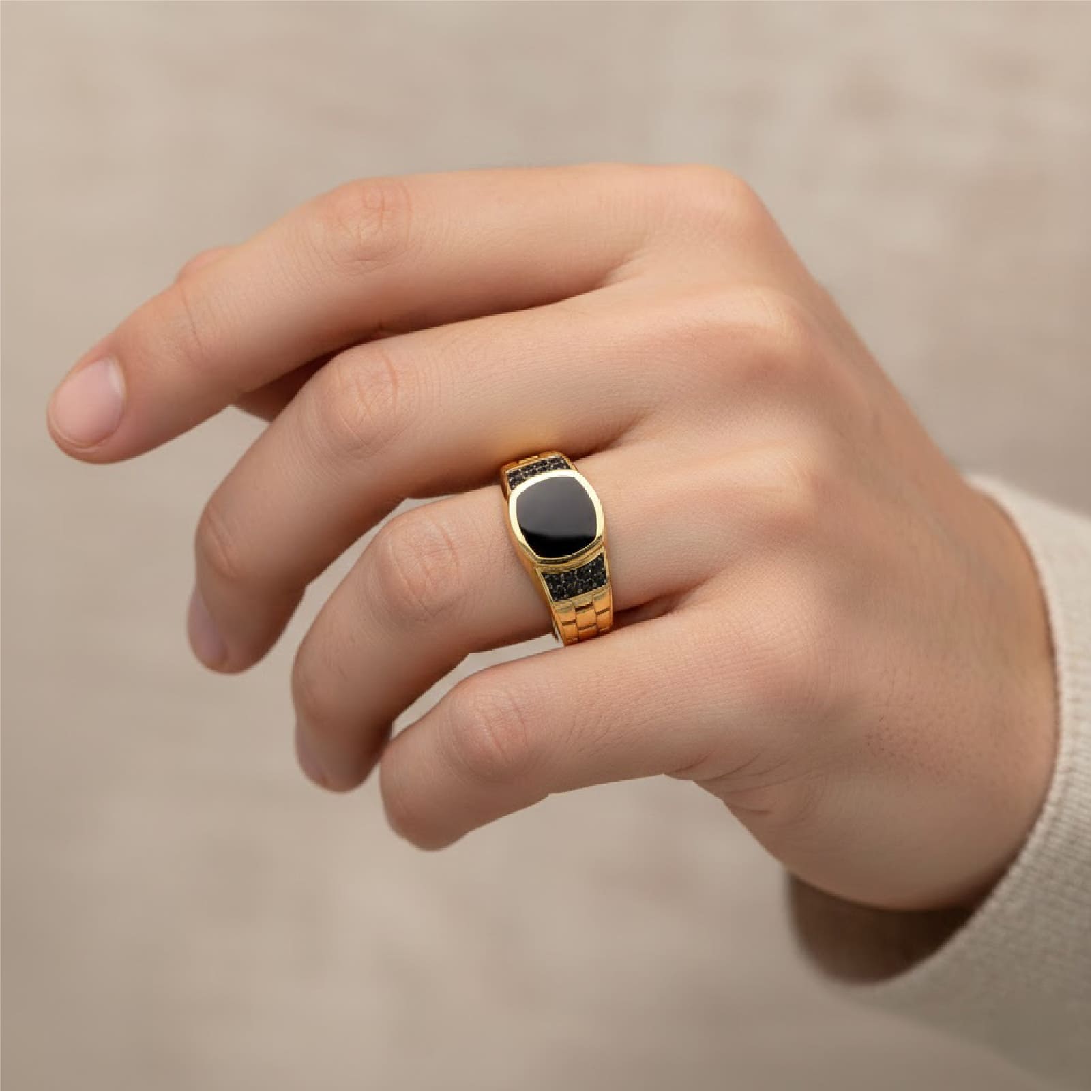 Anello chevalier Joy Gioielli oro 18 kt e onice con zircone SU MISURA