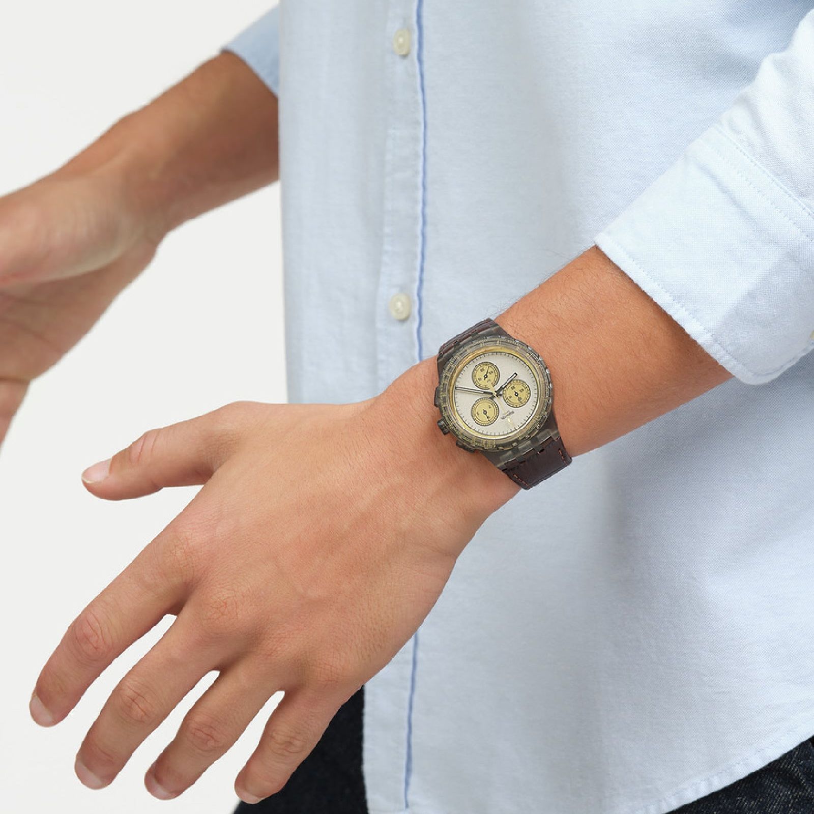 Orologio crono uomo Swatch Holiday Collection plastica cuoio marrone cassa 42 mm SUSM100-4