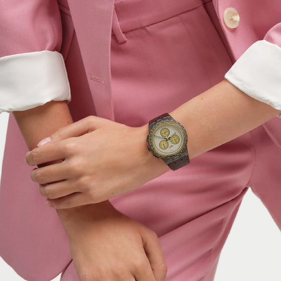 Orologio crono uomo Swatch Holiday Collection plastica cuoio marrone cassa 42 mm SUSM100-5
